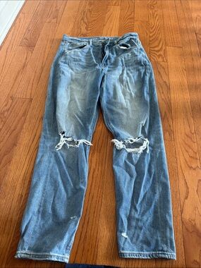 Light wash American Eagle jeans with knee distressing